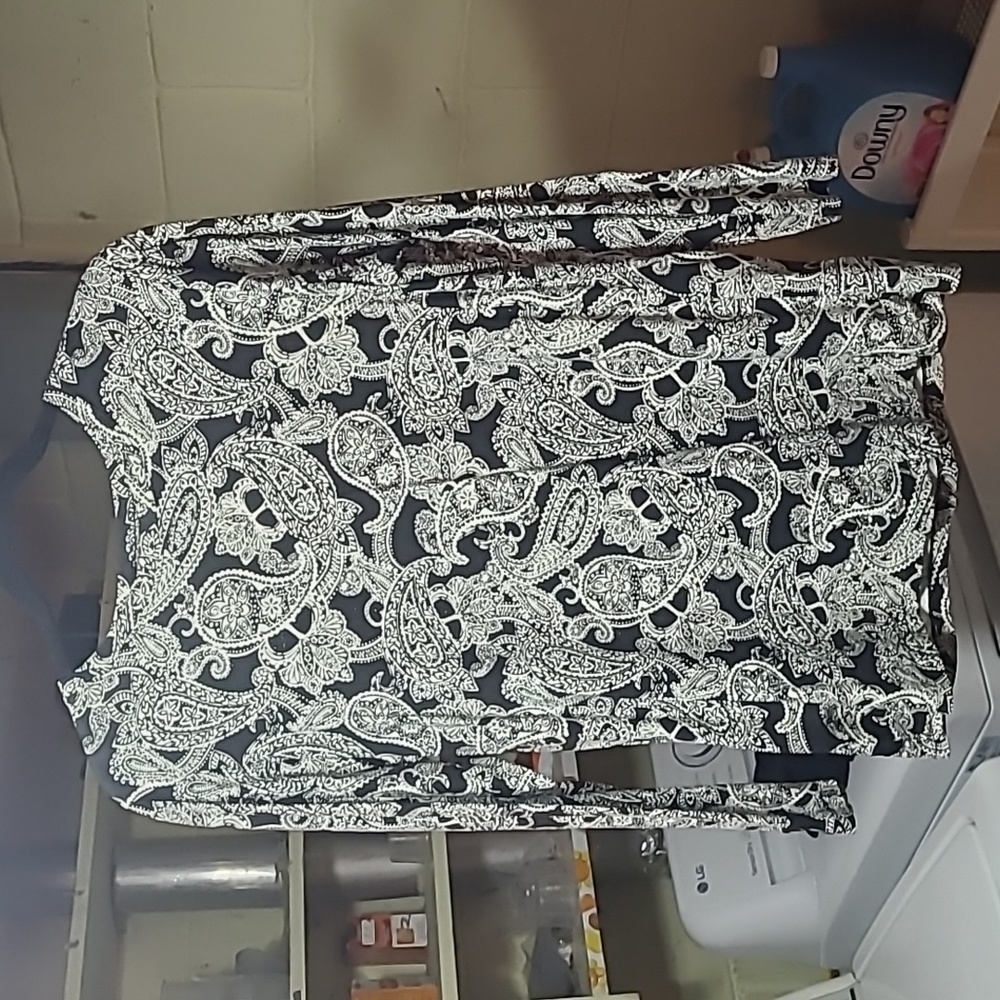 Roamons paisley black and white long sleeve top.. size 12  great condition